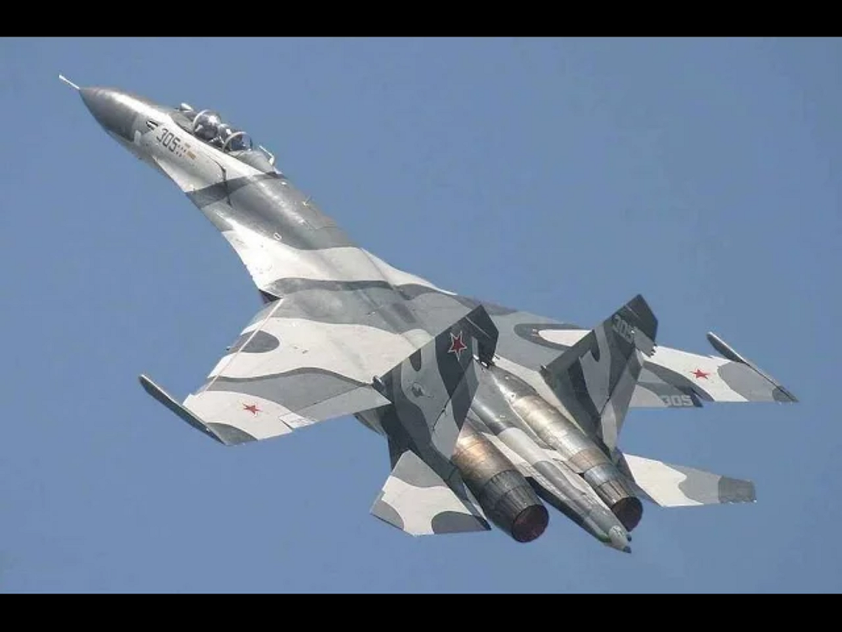 共軍2架殲11戰機4月1日下午越過台灣海峽中線，空軍緊急派出多架戰機升空攔截，全程掌握中國軍機動向。 圖：翻攝自Youtube