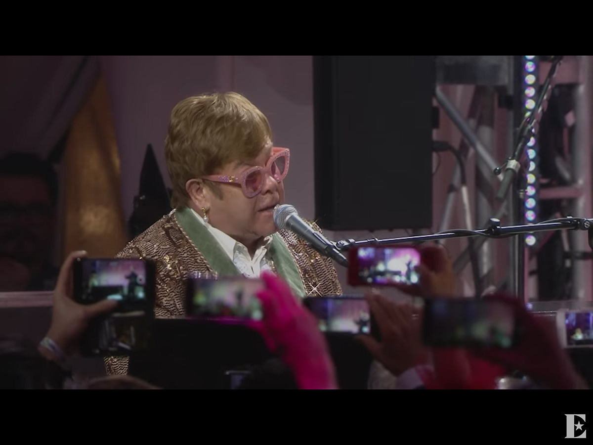 歌曲Rocket Man的主唱艾爾頓強（Elton John）是知名的出櫃歌手，他今天在個人推特頁面貼文表示：「我讚賞我的朋友#GeorgeClooney，他藉由抵制汶萊所有的飯店，反對當地反同性戀的歧視和偏見。汶萊是個同性戀被殘暴對待，甚至更糟的地方。」 圖：翻攝自Youtube