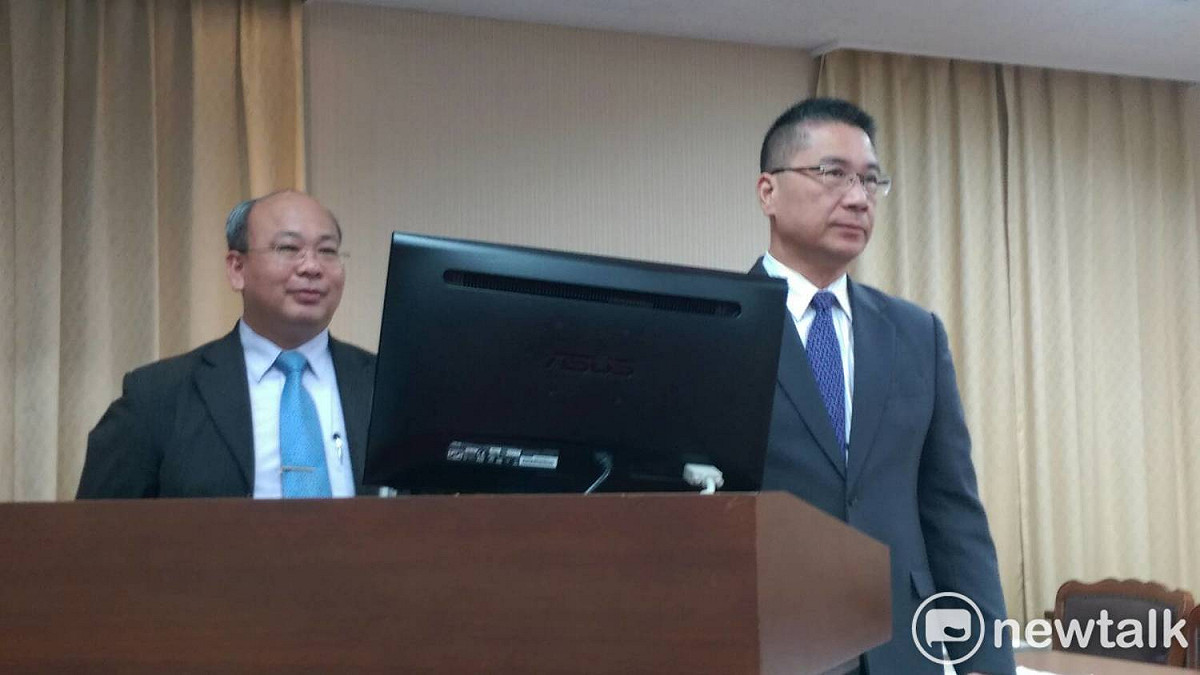 內政部長徐國勇（右）與中選會代理主委陳朝建（左）今天到立法院內政委員會備詢。 圖：趙婉淳／攝