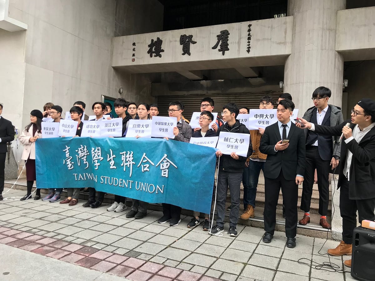 來自全台各地、逾三十所大專院校學生之前齊聚立法院前，共同簽署合作備忘錄，宣示成立「台灣學生聯合會」，期望透過跨校合作促進學生權益，面對大學法改革、大學宿舍不足、校長遴選缺失等諸多高等教育議題。 圖／記者許維寧攝（資料照片）
