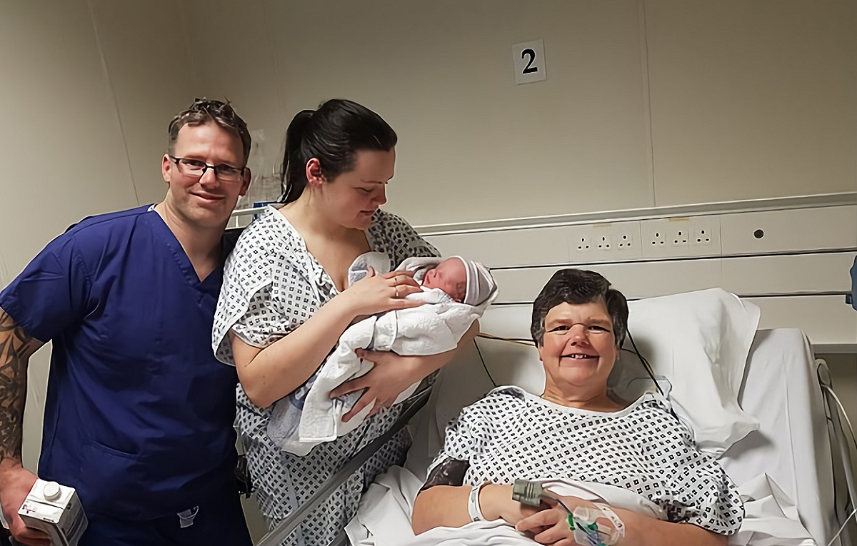 英國一位 55 婦女替女代孕，自己的孫子自己生，引發網路討論。 圖／翻攝自每日郵報