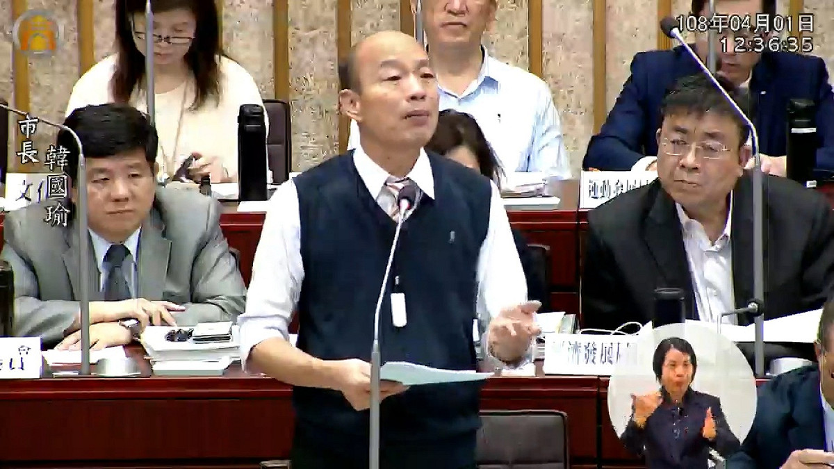 高雄市長韓國瑜今日進到國會備詢，也向各位議員宣告，阿里巴巴馬雲來函給高雄市政府，希望近期可以來高雄拜訪，與高雄青年舉辦座談會，而市府也將在５月成立青年局。 圖：翻攝自高雄市議會直播。