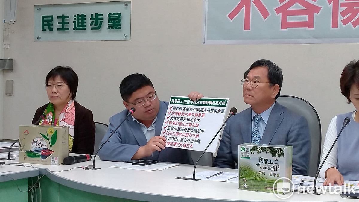 蔡易餘拿出翁章梁的農業政績。 圖：陳佩君／攝