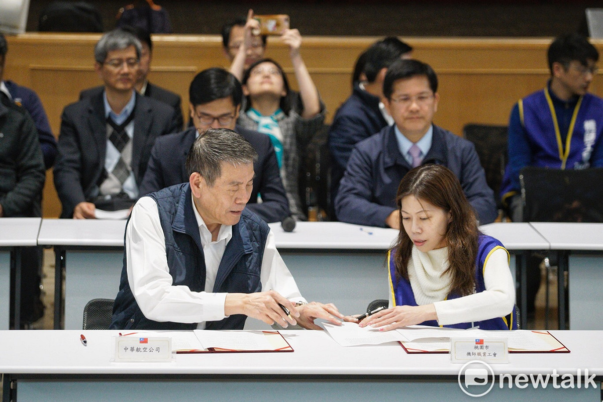 華航董事長人事案，確定由總經理謝世謙(前左)接任。本圖為今年２月華航機師罷工事件落幕，謝世謙代表華航資方與機師工會理事長李信燕(前右)簽署團體協約。 圖：張良一／攝