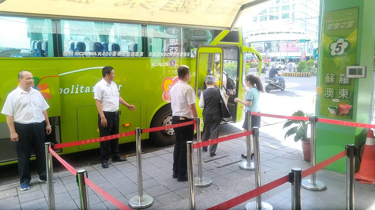 「9028新店－蘇澳」國道客運在4天清明連假，推出全票票價優惠、轉乘優惠等4項措施。  圖：臺北客運暨大都會客運提供