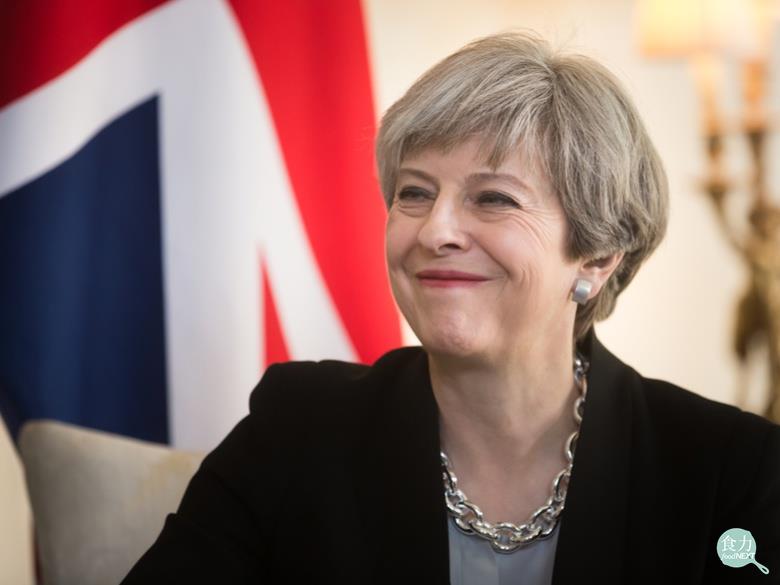 英國首相Theresa May透露，她會把果醬瓶裡發霉的果醬刮掉，接著吃剩下的果醬，此舉動引發大家討論。 圖：食力
