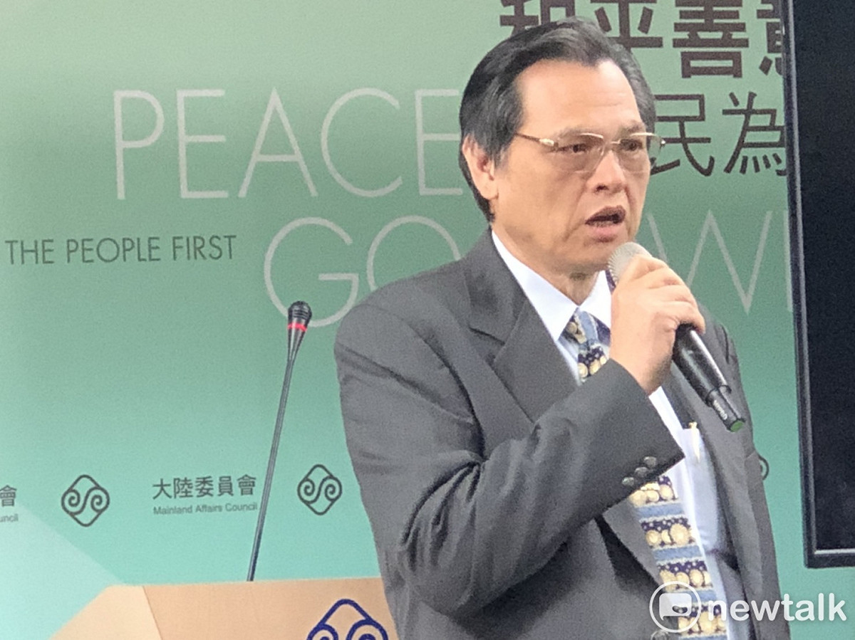 陸委會主委陳明通解釋昨日的「禽獸說」，並兩度鞠躬道歉。 圖：謝莉慧／攝（資料照片）