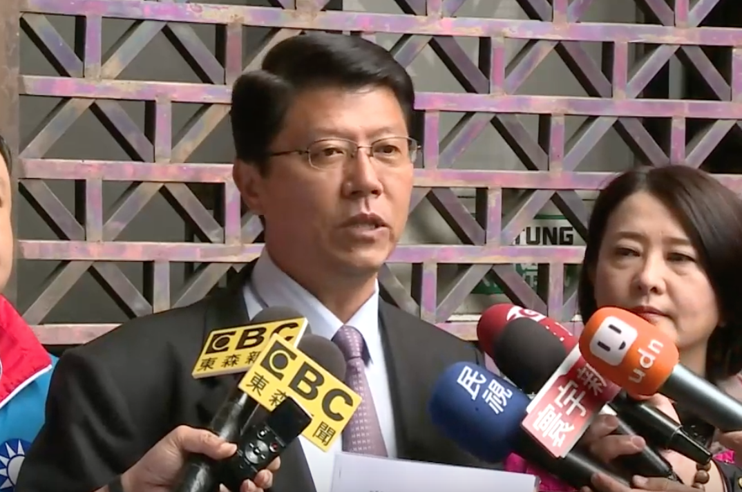國民黨台南市黨部主委謝龍介不滿前總統陳水扁在立委補選期間動作頻繁，今（2）日赴台北地檢署按鈴控告扁、賴兩人違反選罷法 圖：翻攝自Youtube