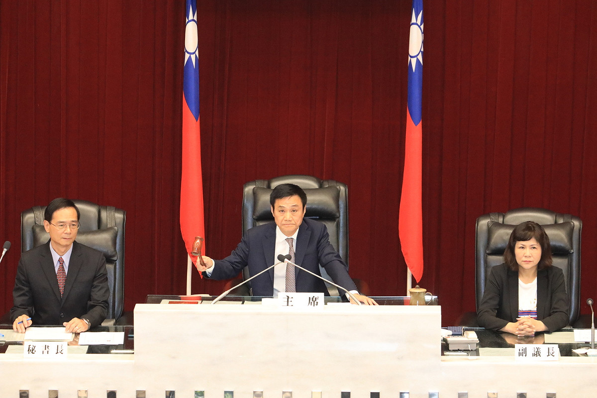 許崑源(中)支持國民黨團要求陳明通下台謝罪。 圖：高雄市議會／提供