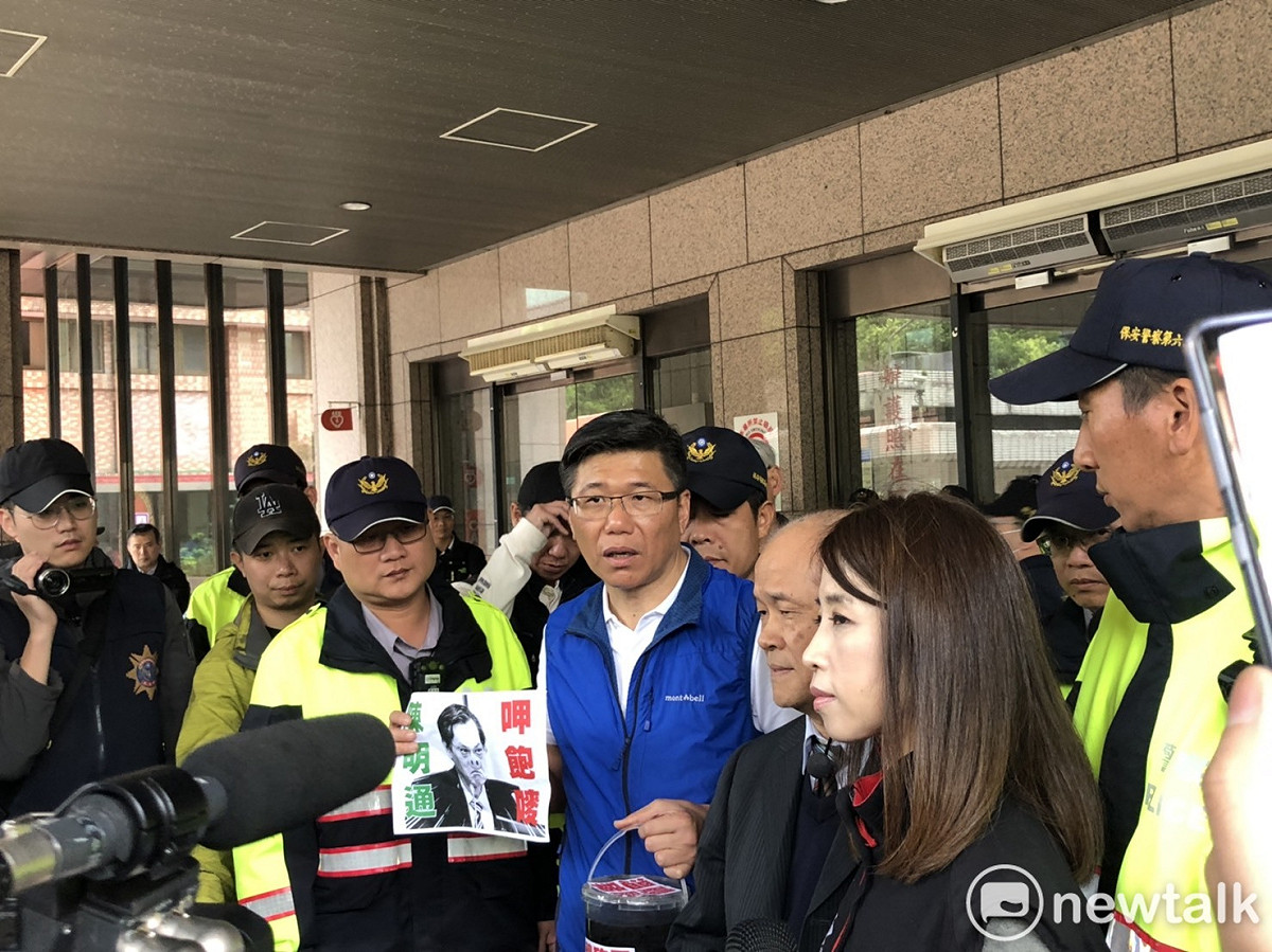 陸委會派代表張多馬（中）出面接豬屎。 圖：謝莉慧/攝