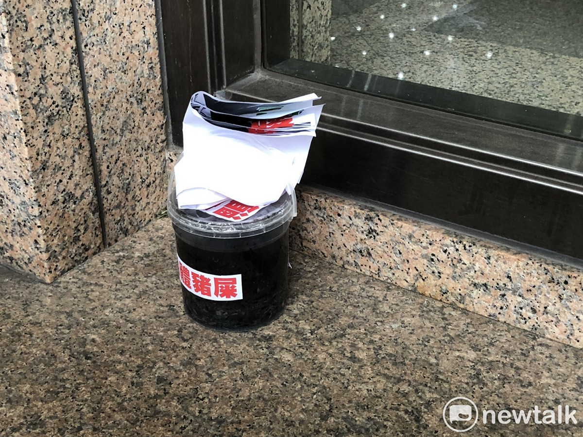 被棄置於牆角的溫體豬屎。 圖：謝莉慧/攝