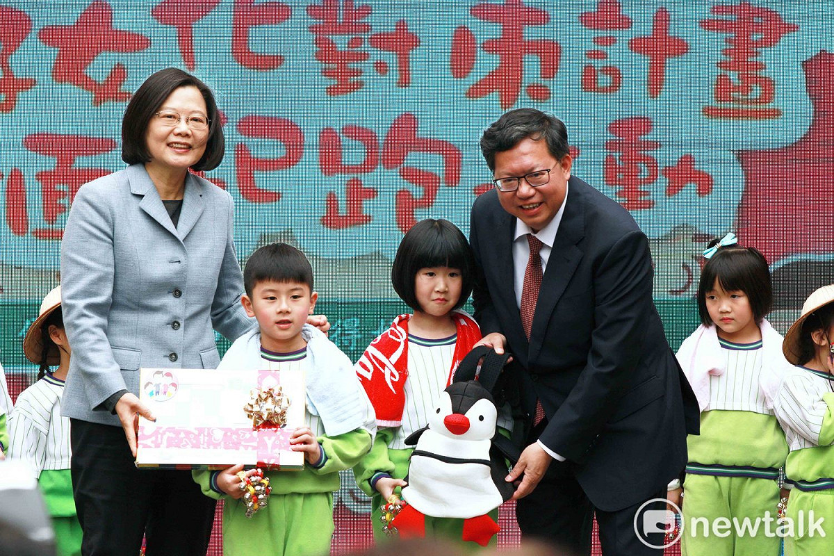 總統蔡英文２日參觀桃園市幼兒園，並與桃園市長鄭文燦一同送小朋友兒童節禮物，提早慶祝兒童節。 圖：林昀真／攝