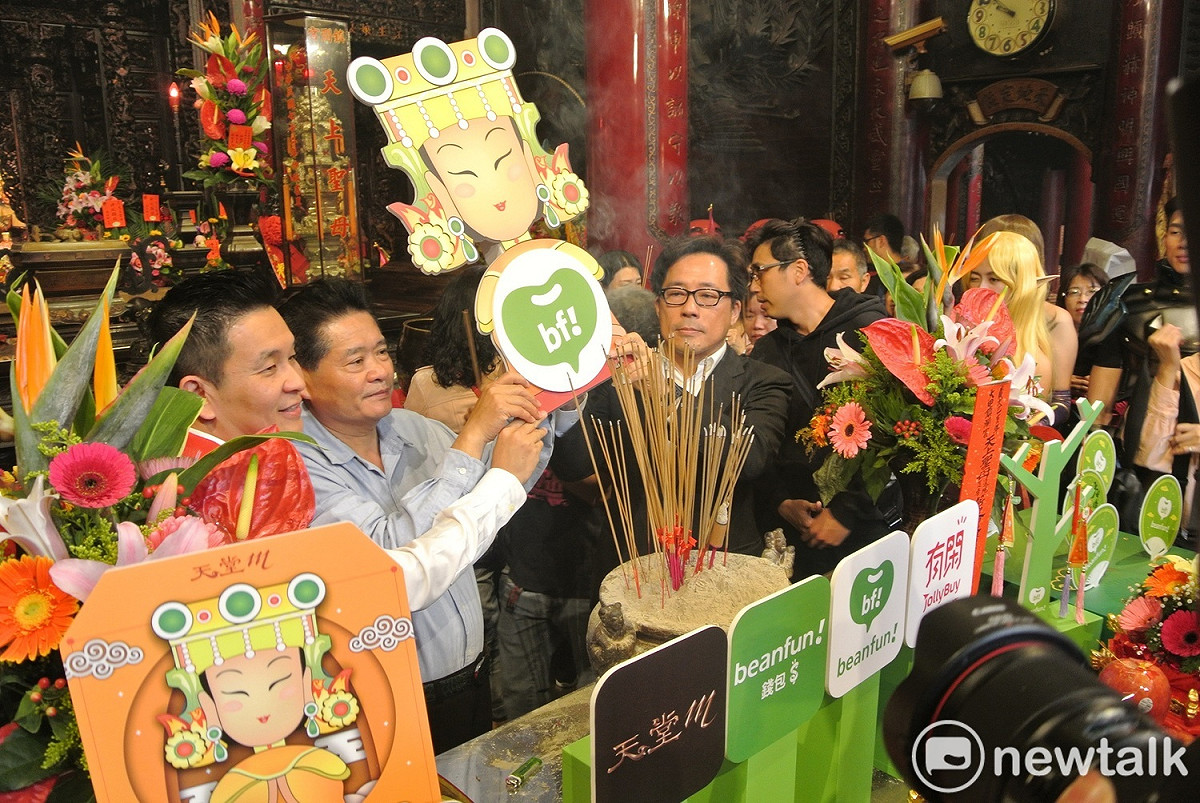 鄭銘坤與橘子集團代表將媽祖相關小物過火求平安。 唐復年/攝