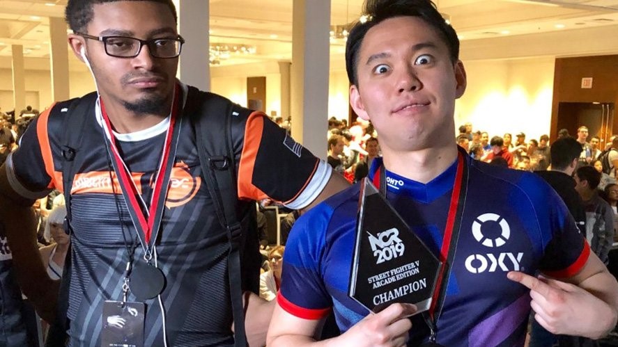 日本「豪鬼神」Tokido（右）拿下今年首座CPT白金賽冠軍。 圖：翻攝自推特