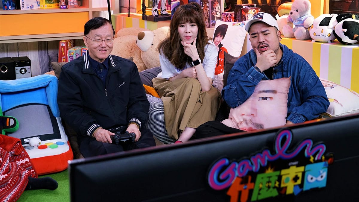 盛竹如看著遊戲裡絢爛的畫面，興奮笑說：「感覺會玩上癮啊！」 圖：狼谷競技台／提供