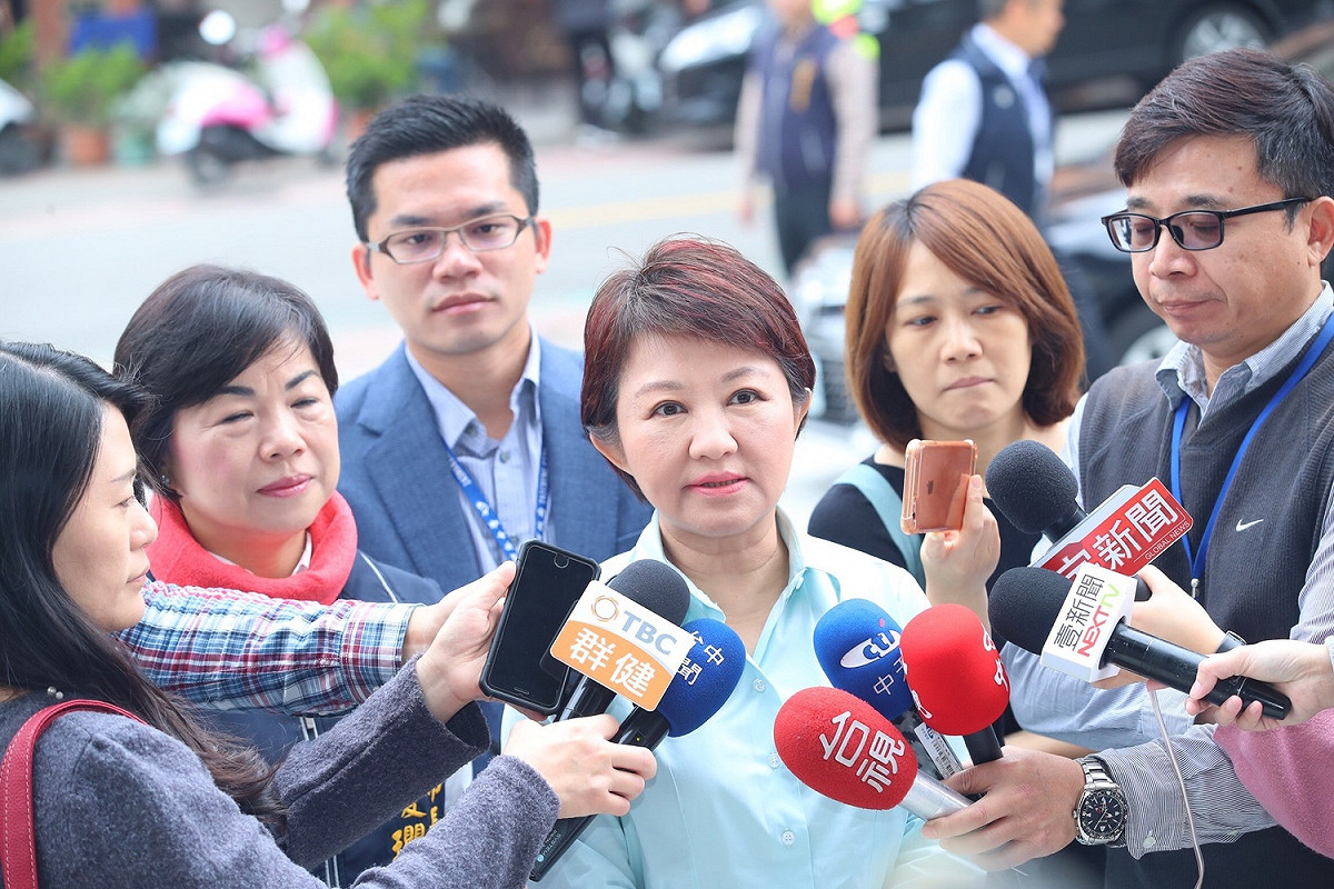 針對台中市長盧秀燕（中）批評蔡政府禁用核電導致現在是用中部人的肺在發電，經濟部駁斥絕不會用中部人的肺發電，且2025之前空汙排放還可減45%。 圖：台中市政府/提供