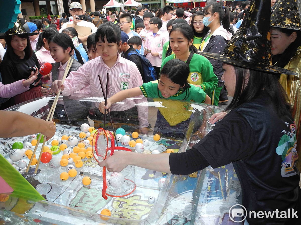 小朋友參加廉潔教育宣導活動的趣味遊戲，場面熱鬧。  圖：王峻昌/攝