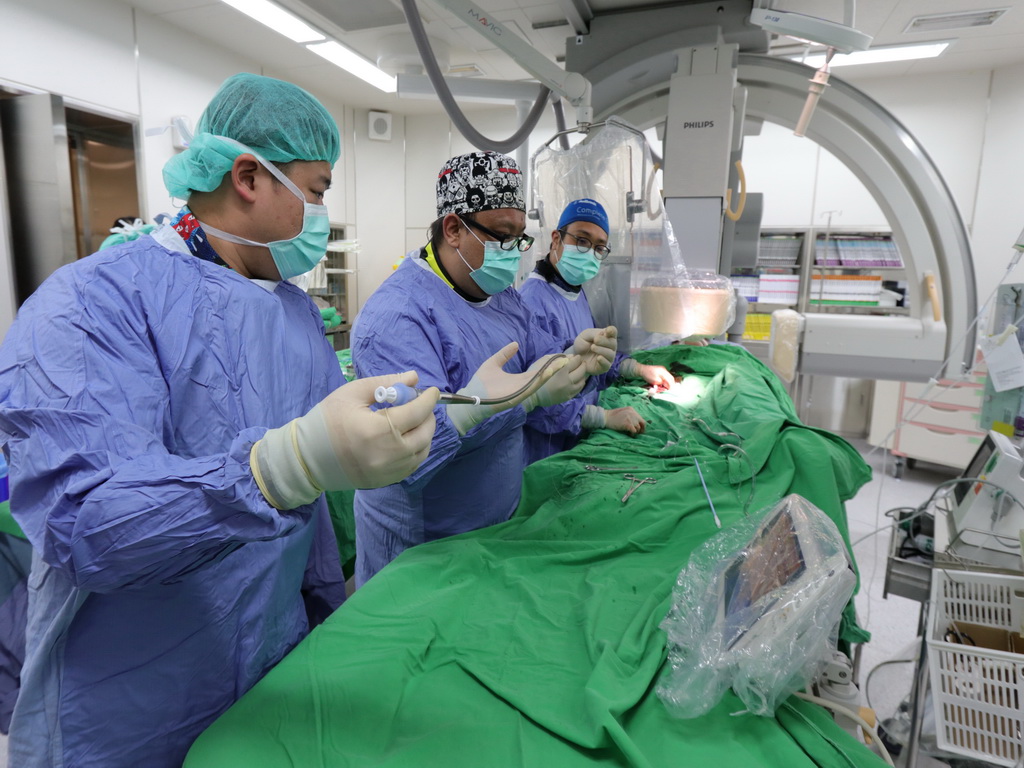 醫生搶救心臟病患者。 圖／醫院提供2019.4.2