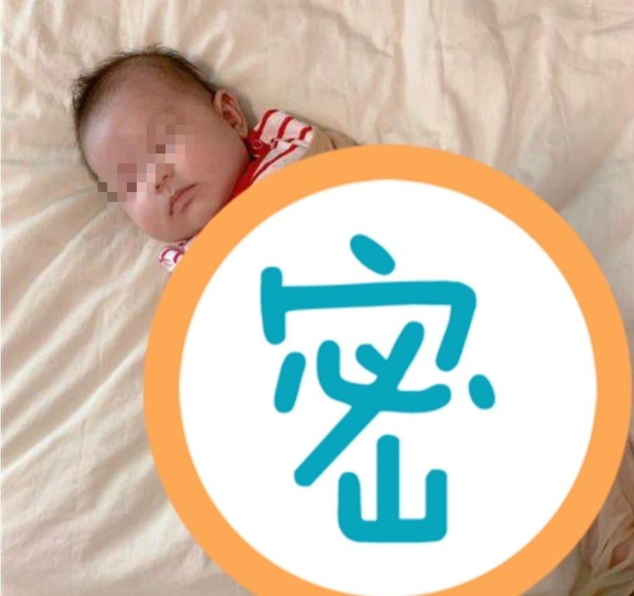 網友用絲襪代替毛巾讓小嬰兒睡覺，被其他網友大讚省錢又好用。 圖／截自爆廢公社