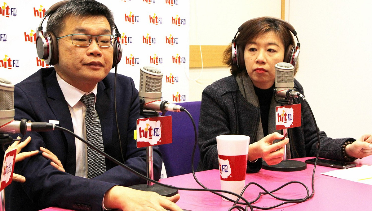 立法院副院長蔡其昌（左）與民進黨國際事務部主任的立委林靜儀（右）接受電台專訪。 圖：Hit Fm《周玉蔻嗆新聞》製作單位提供。