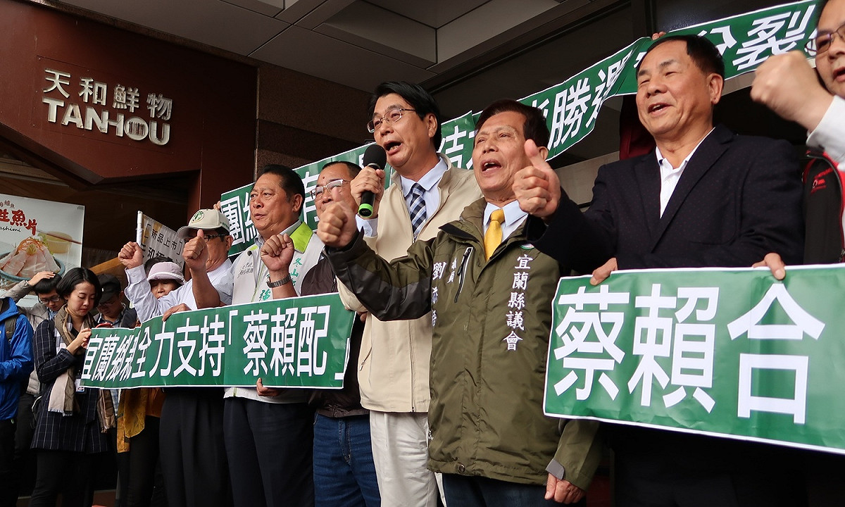 宜蘭縣公職呼籲蔡賴配。 圖：林朝億/攝