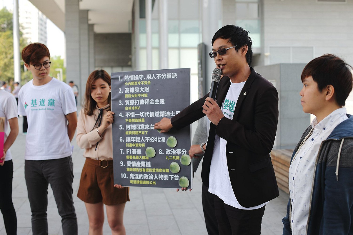 高雄市長韓國瑜今（3）天就職滿百日，基進黨上午在高雄市政府市府鳳山行政中心前舉行記者會，並送上裝滿韓市長「芭樂票」的水果禮盒。 圖：擷取自基進黨臉書