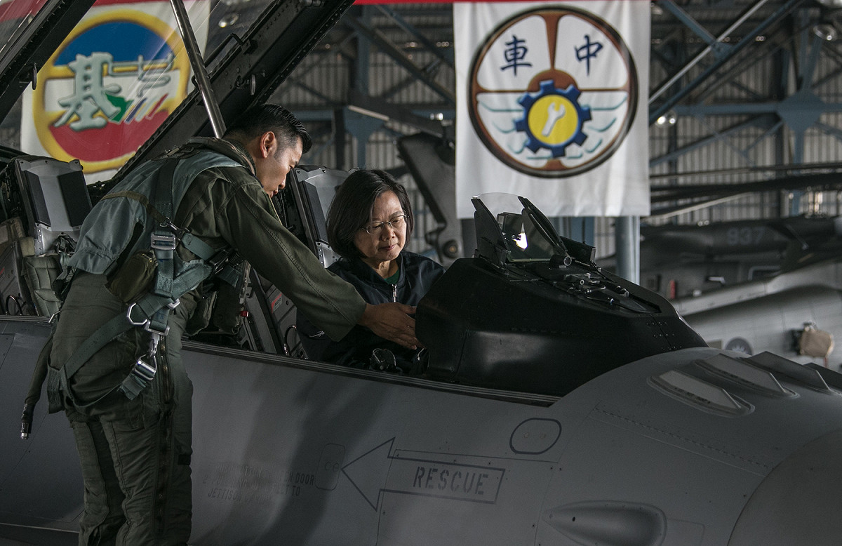 蔡英文總統4日視導空軍第四聯隊，登上F-16V座艙。 圖：軍聞社 / 提供