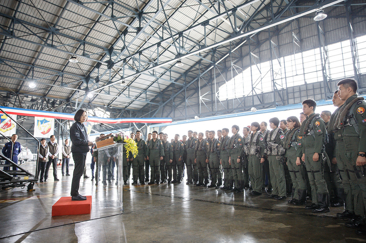 蔡英文總統4日視導空軍第四聯隊。 圖：軍聞社 / 提供