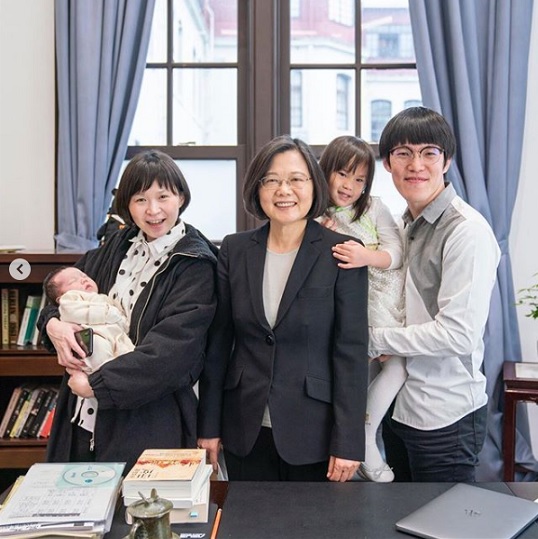 總統蔡英文一同歡慶兒童節，為知名親子型YouTuber「Mom&amp;Dad」單曲《遊樂場》MV跨刀獻聲。 圖：擷取自蔡英文IG
