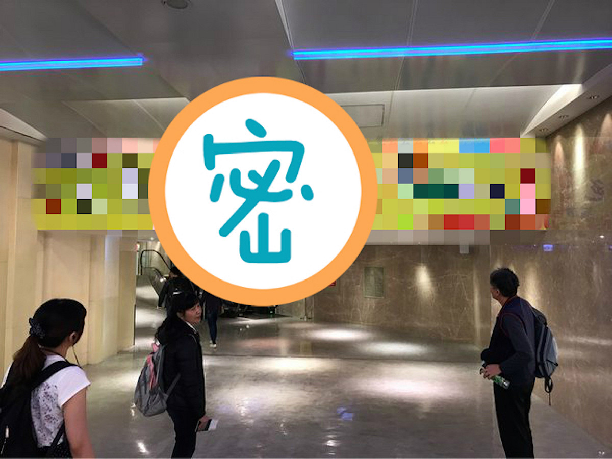 有網友在 PTT 八卦版分享桃園機場的「新裝飾」，滿滿的「城市色彩」讓他不禁直問「桃機這醜到爆的裝飾是啥？」 圖：翻攝自 PTT
