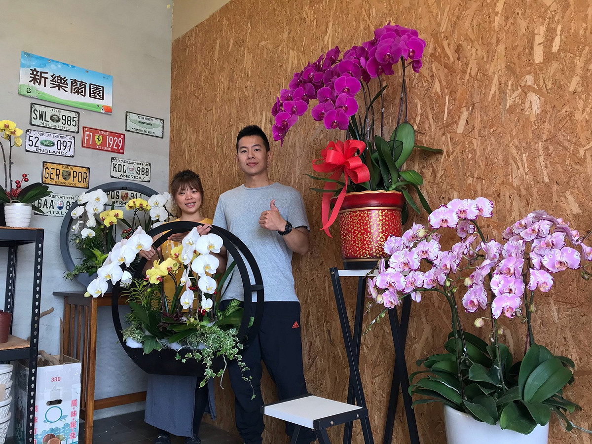 曾德善與妻子共同經營新樂蘭園，在傳統經驗基礎上，引進科技設備提升品質與投資報酬率。 圖：記者常似虎/攝