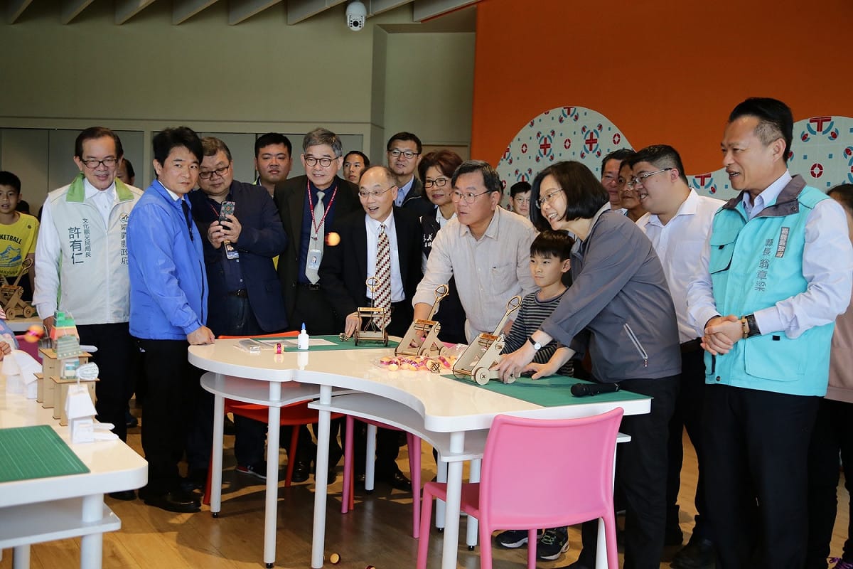 總統蔡英文在兒童節與小朋友一起玩投石機遊戲。 圖：嘉義縣政府/提供