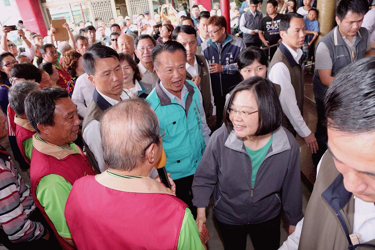 總統蔡英文到宮廟祈福，受到民眾熱情包圍。 圖：嘉義縣政府/提供