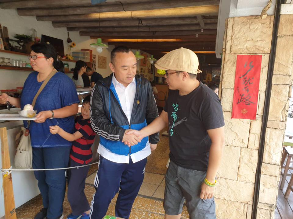 高雄市觀光局長潘恆旭來到高雄旗山冰店「常美冰店」。 圖：翻攝自潘恆旭臉書
