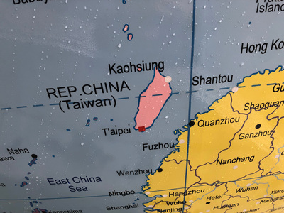倫敦政經學院一座地球儀公共藝術品，把台灣和中國劃分為不同顏色，因中國留學生施壓，遭劃分為同一顏色，引發爭議。 圖：中央社