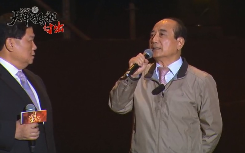 前立法院長王金平打頭陣，請媽祖出神龕。 圖：翻攝自大甲鎮瀾宮臉書