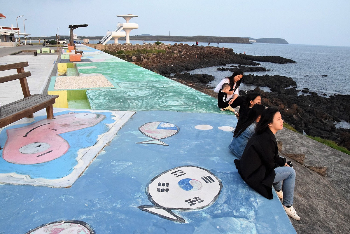 該海堤距離風櫃洞只有200公尺左右，前方還有觀光局澎管處的幽浮造型涼亭，當地居民戲稱這裡的磁場真的很特別。 圖：張塵/攝