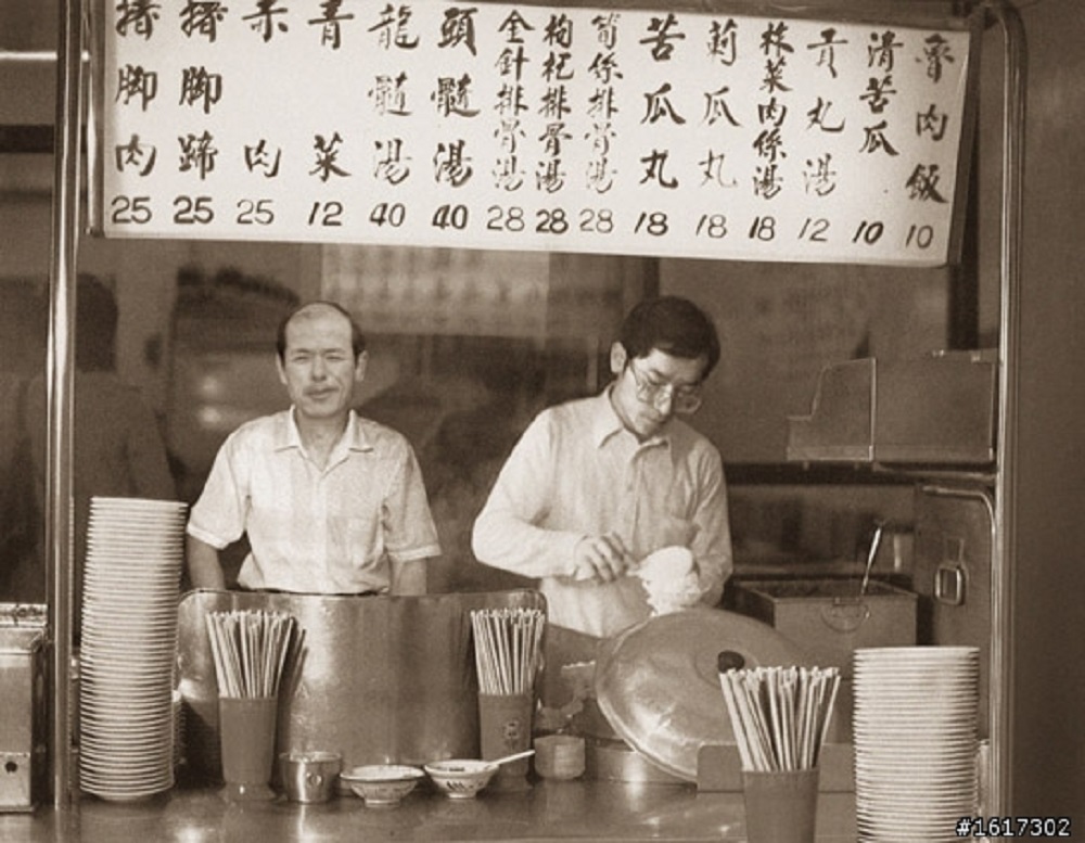 有網友在 PTT 表示， 1981 年鬍鬚張的滷肉飯 1 碗只要 10 元！ 圖：翻攝自PTT