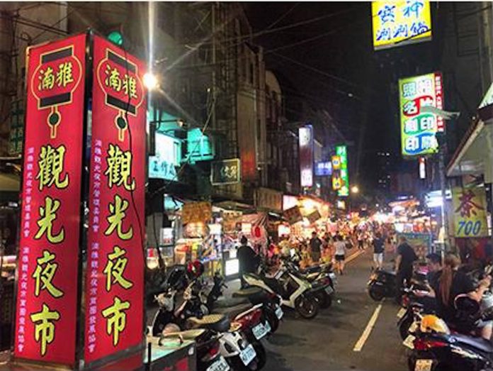 位於新北市板橋的湳雅夜市開業 32 年，擁有各式小吃及遊戲攤商，傳出夜市後半部受都更影響將歇業消息，引發熱論。 圖：翻攝自 新北觀光旅遊網