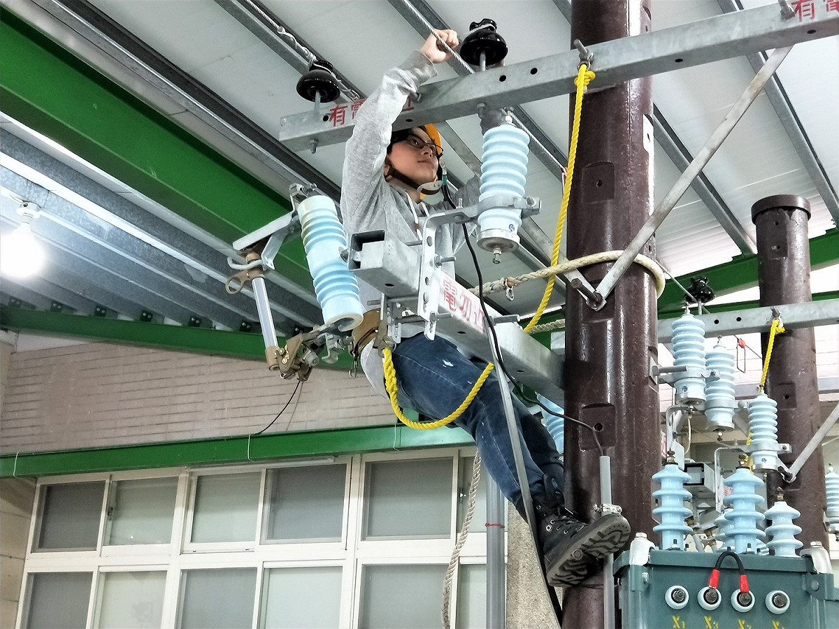 韻庭桿上操作電動機控制電路。 圖：翻攝自 勞動部勞動署北分署