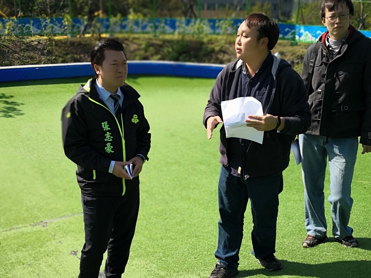 新北市議員張志豪追蹤紅火蟻疫情；圖為去年與市府官員會勘員山公園疫情。  圖：張志豪服務處提供