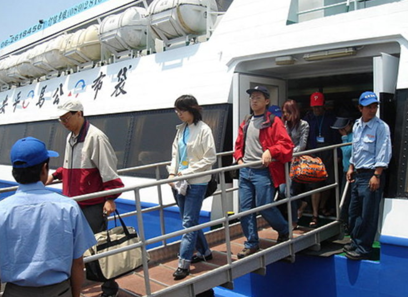 清明節遇濃霧，今天澎湖縣政府緊急協調凱旋海運加開布袋往龍門航線船班，協助台中的鄉親能順利返鄉掃墓。 圖：翻攝自凱旋海運官網。