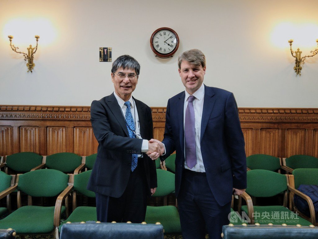 科技部長陳良基（左）在4月1日會見英國商業、能源及產業策略部（BEIS）主管科技及教育的首長史基摩爾，為台英史上科學最高首長的初次會談。 圖/中央社