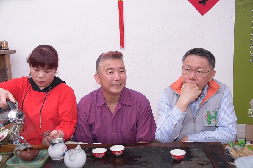 柯文哲今天前往德興茶園擔任一日社區醫師。 圖：台北市政府提供