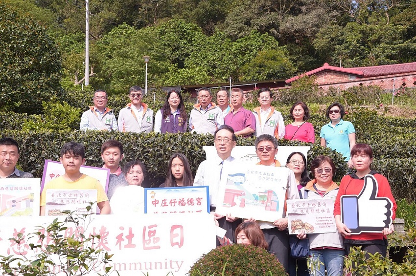 柯文哲今天前往德興茶園擔任一日社區醫師。 圖：台北市政府提供