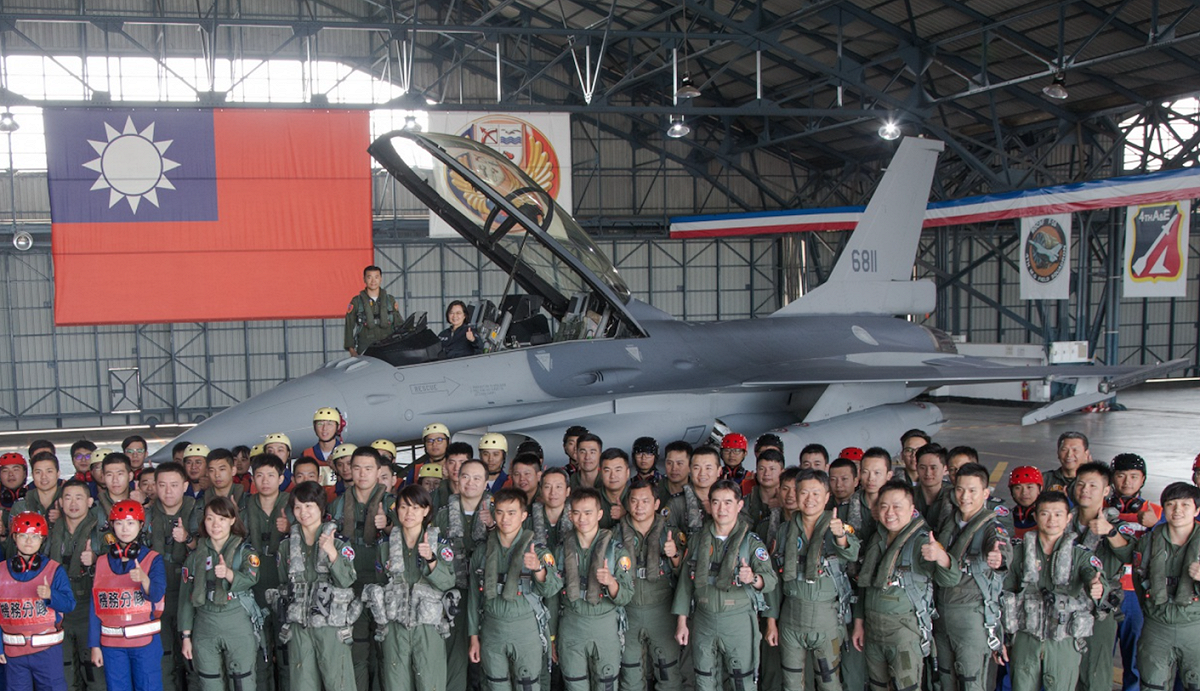 總統蔡英文日前慰勉空軍第四戰術戰鬥機聯隊，感謝他們守護國家的天空。 圖：擷取自軍聞社/官網