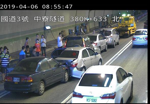 國3北向燕巢系統至田寮今（6）日在中寮隧道路段發生車禍，造成車輛回堵。 圖：高公局/提供
