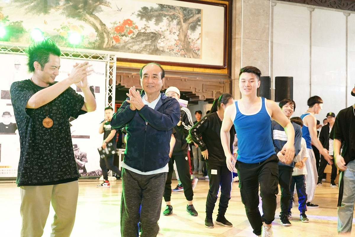 王金平下午出席全國大專盃年輕朋友街舞大賽。 圖：王金平辦公室提供