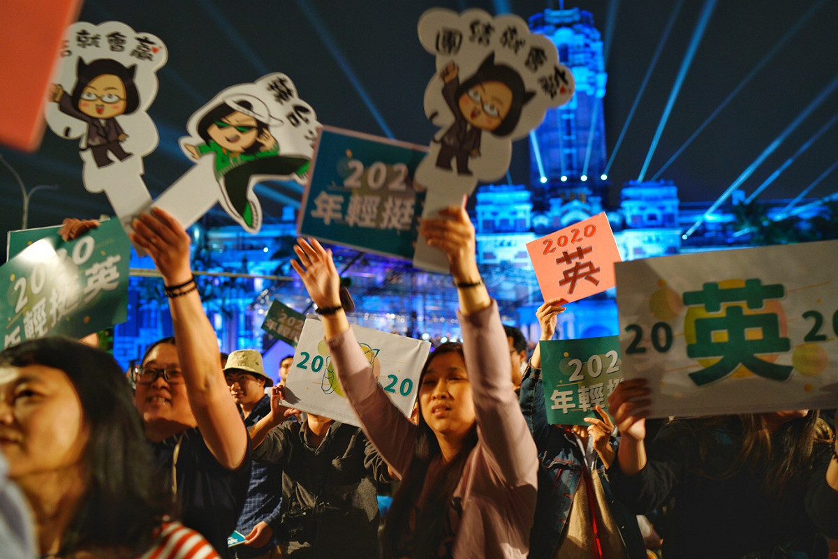 總統府音樂會，場邊學生「年輕挺英」舉牌。 圖：張良一/攝
