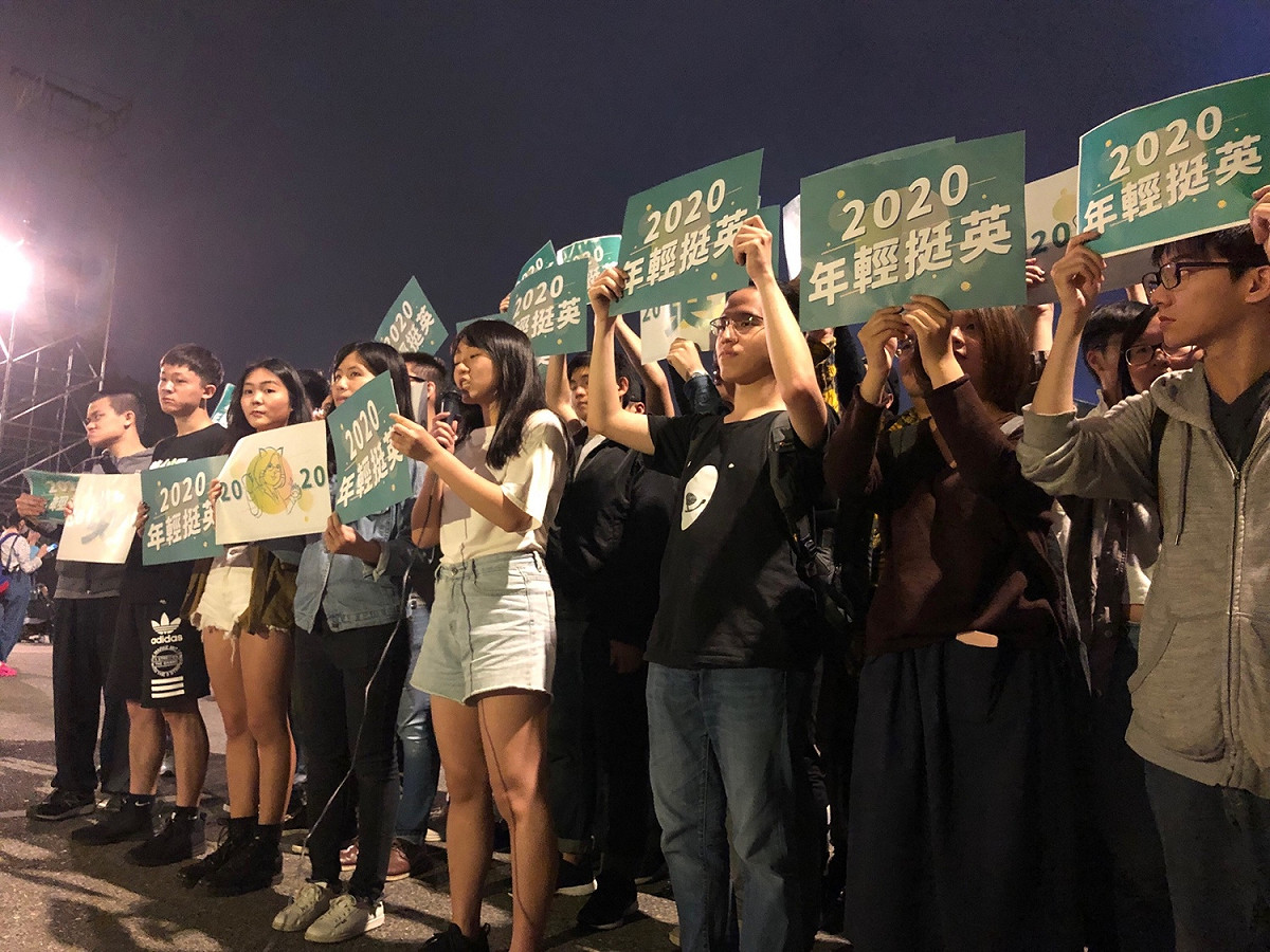 總統府音樂會，場邊學生「年輕挺英」舉牌。 圖：趙婉淳／攝